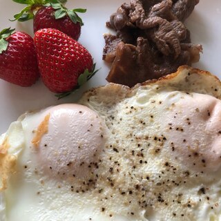 朝ごはん★牛肉の焼肉のタレ炒め＆目玉焼き♪